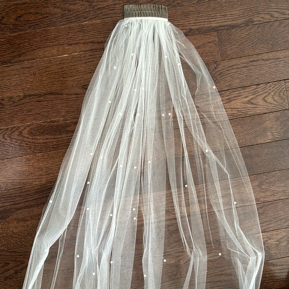 STUNNING Klienfeld veil with beautiful pearl details (retail $800) - Picture 2 of 5
